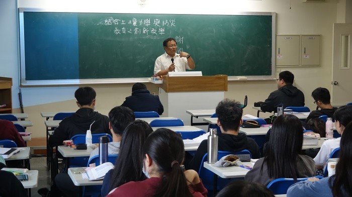 107年11月16、23日、12月07日土木系辦理延攬業師協同教學邀請業師：謝國昌先生圖片