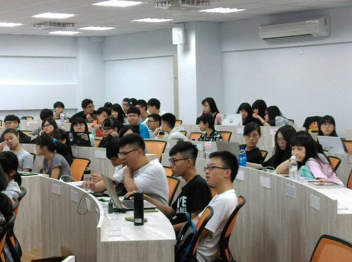 107年10月8日經管系辦理延攬業師協同教學邀請業師：陳忠昱先生圖片